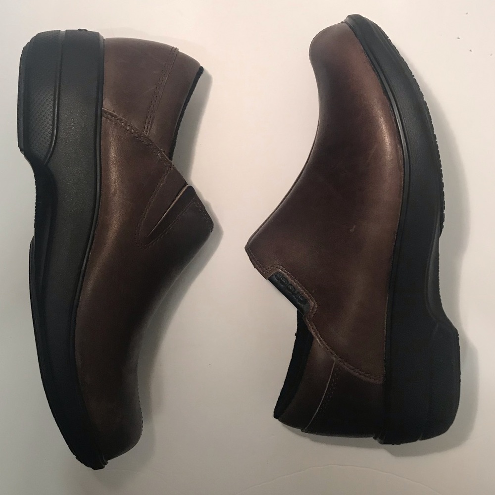 Crocs - women’s- size 6